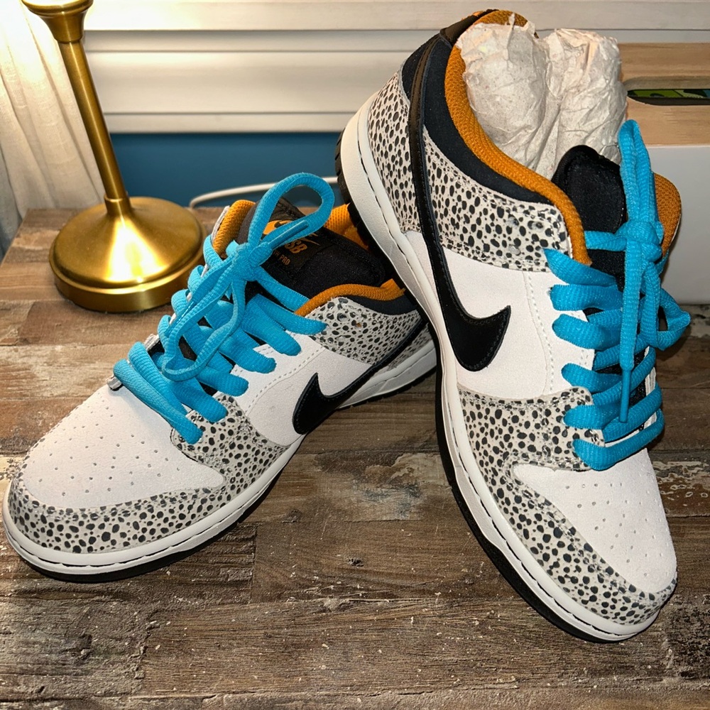 NIKE SB DUNK LOW PRO PHANTOM AND BLACK. woman’s size 8 or a men’s size 6 1/2.